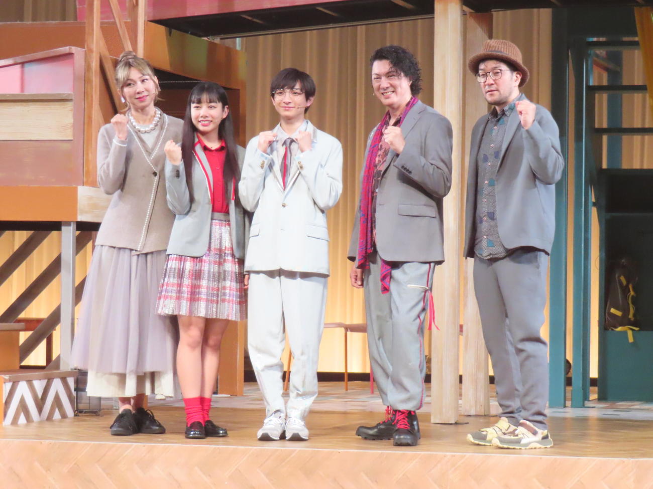 ミュージカル「町田くんの世界」に主演する少年忍者川崎皇輝（中央）。左から湖月わたる、長澤樹、1人おいて吉野圭吾、ウォーリー木下氏