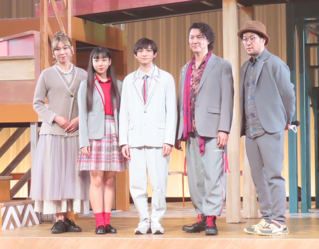 ミュージカル「町田くんの世界」に主演する少年忍者川崎皇輝（中央）。左から湖月わたる、長澤樹、1人おいて吉野圭吾、ウォーリー木下氏