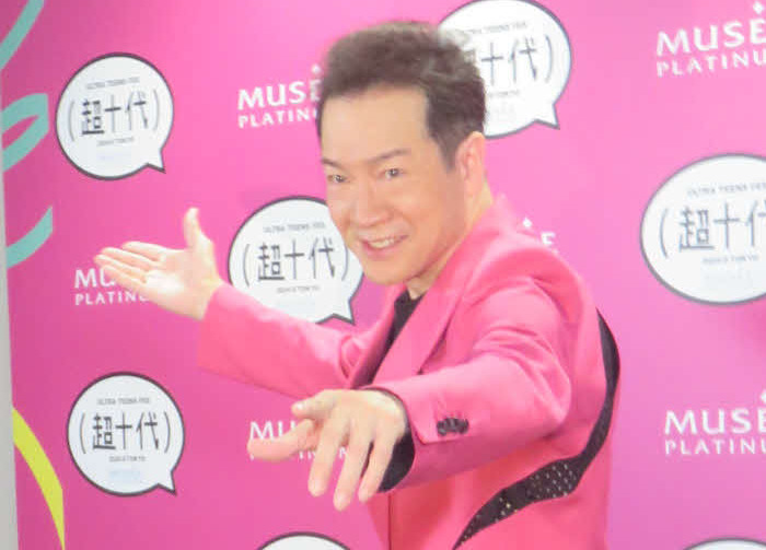 田原俊彦はピンクのスーツ姿でノリノリ