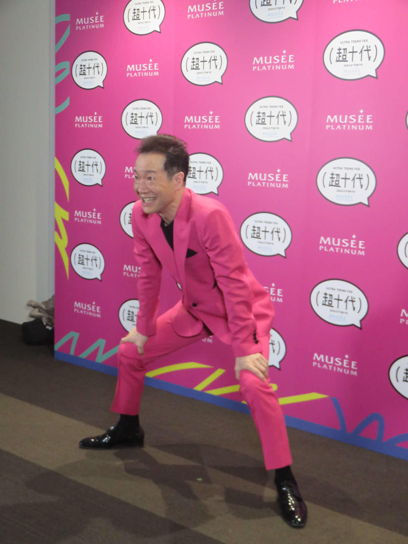 “超60代”田原俊彦はピンクのスーツ姿でノリノリ