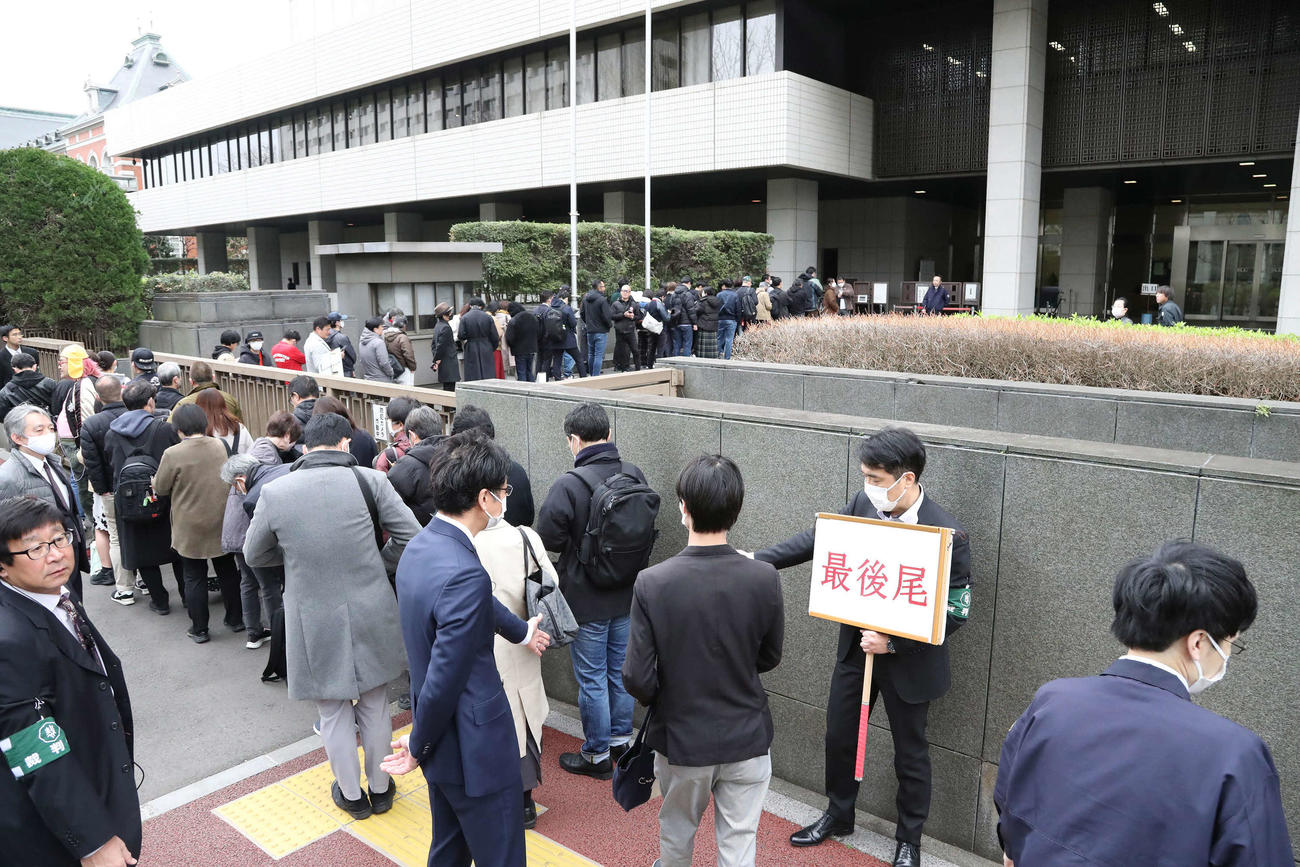 ダウンタウン松本人志初公判の第1回口頭弁論で傍聴券を求めて集まった人たち（撮影・丹羽敏通）
