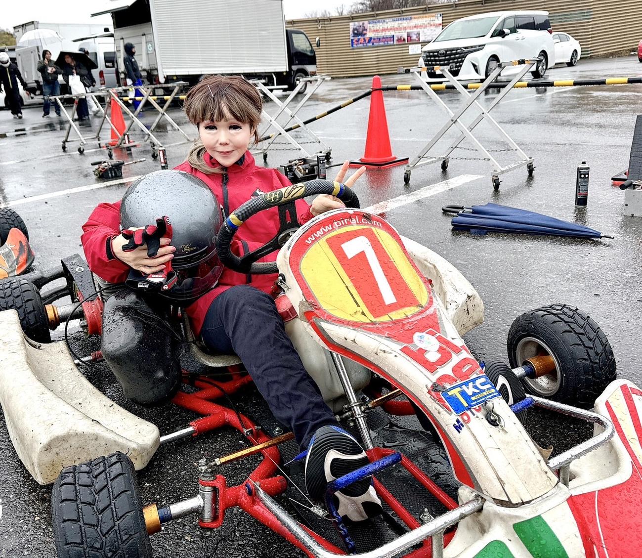 カートレースに乗り込んだ恵中瞳