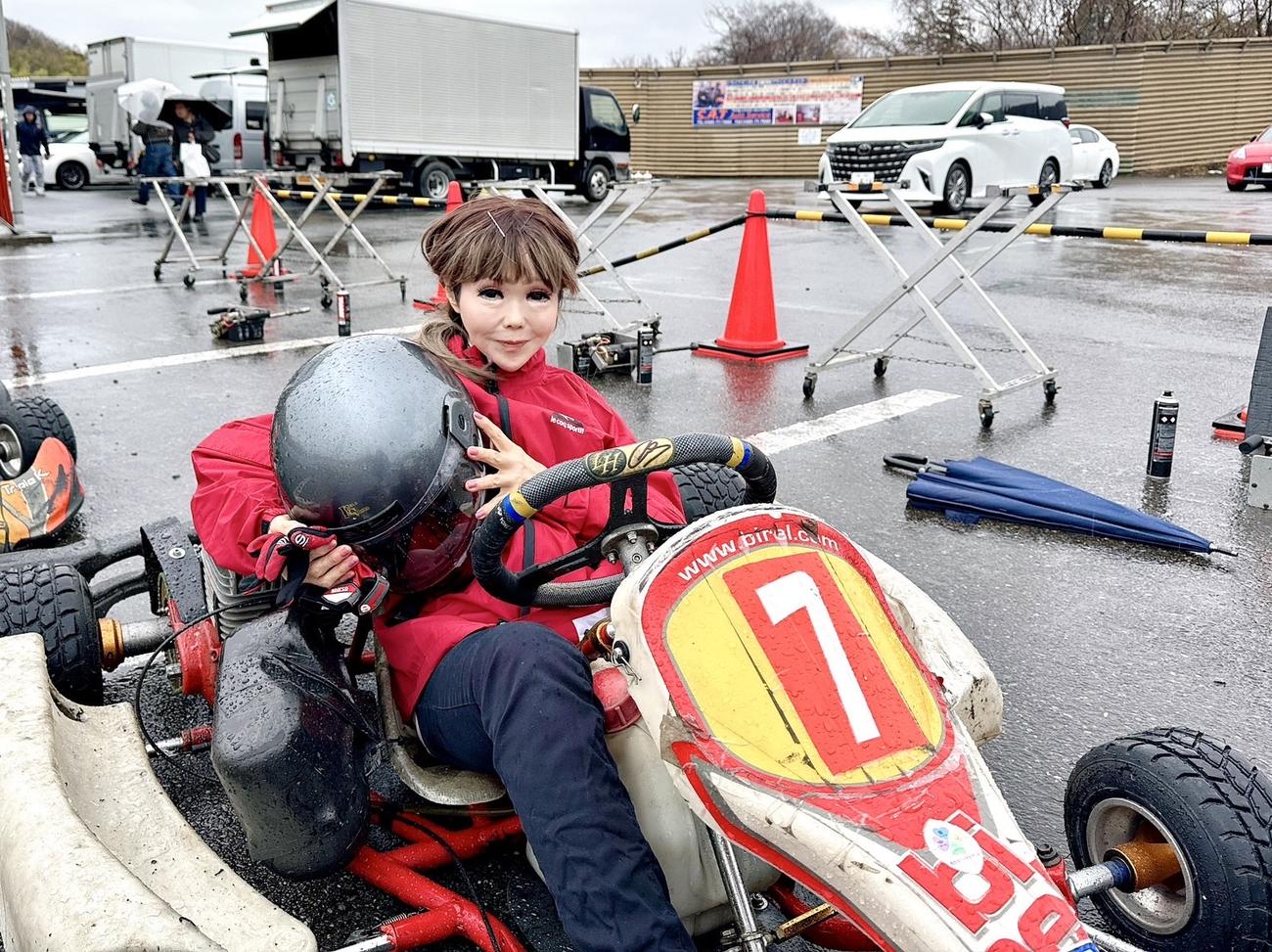 カートレースに乗り込んだ恵中瞳