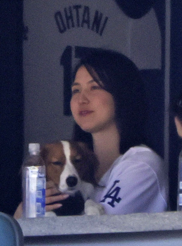 カージナルス戦を観戦するドジャース大谷の妻真美子さん（共同）
