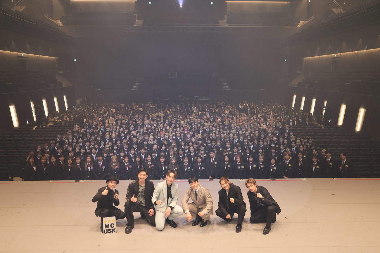 EXPG高等学院新入生と写真に納まる、前列左からMC USK、EXILE MAKIDAI、EXILE TETSUYA、GENERATIONS中務裕太、THE RAMPAGE岩谷翔吾、浦川翔平