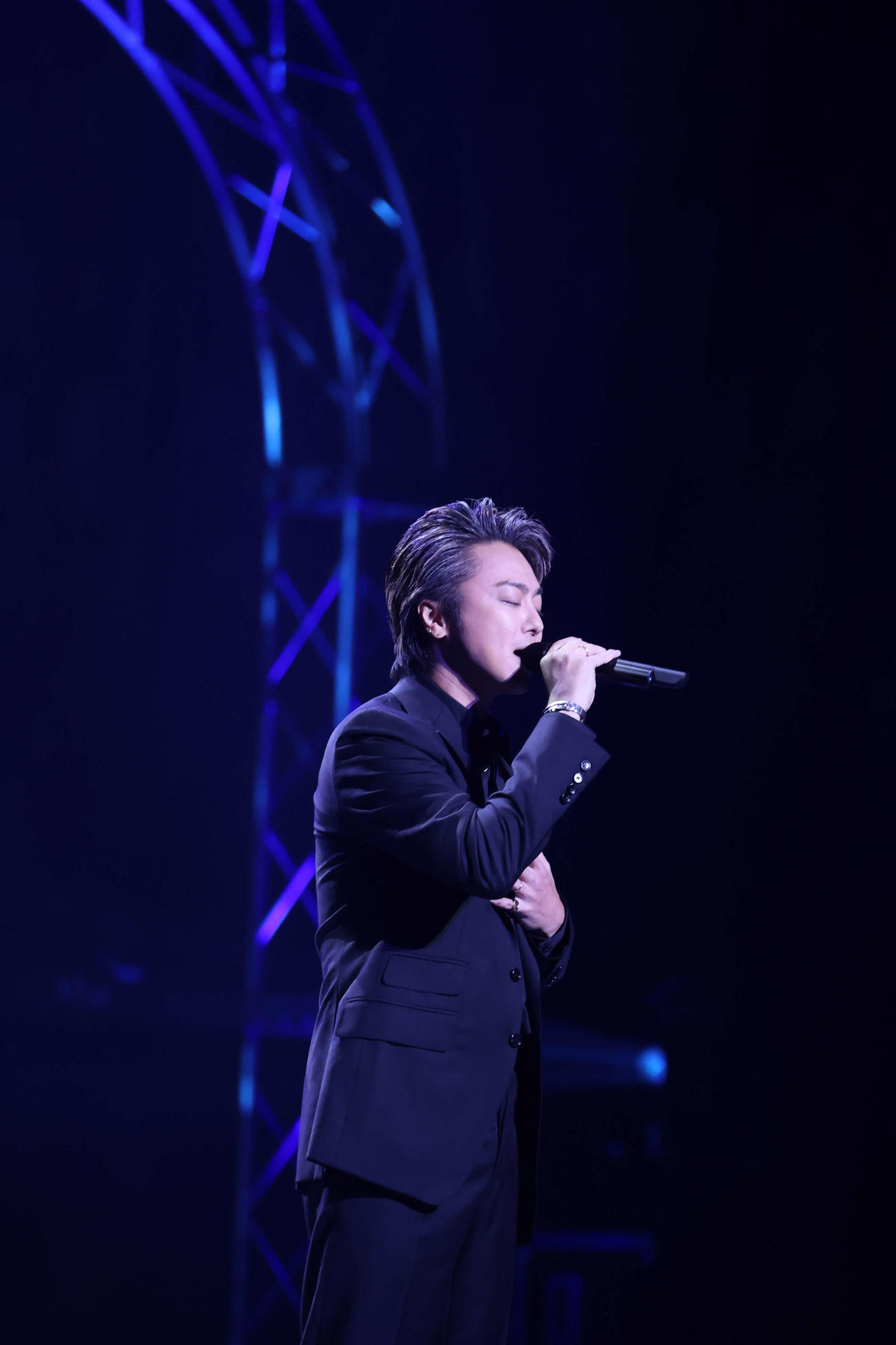 EXPG高等学院の卒業式でパフォーマンスするEXILE TAKAHIRO