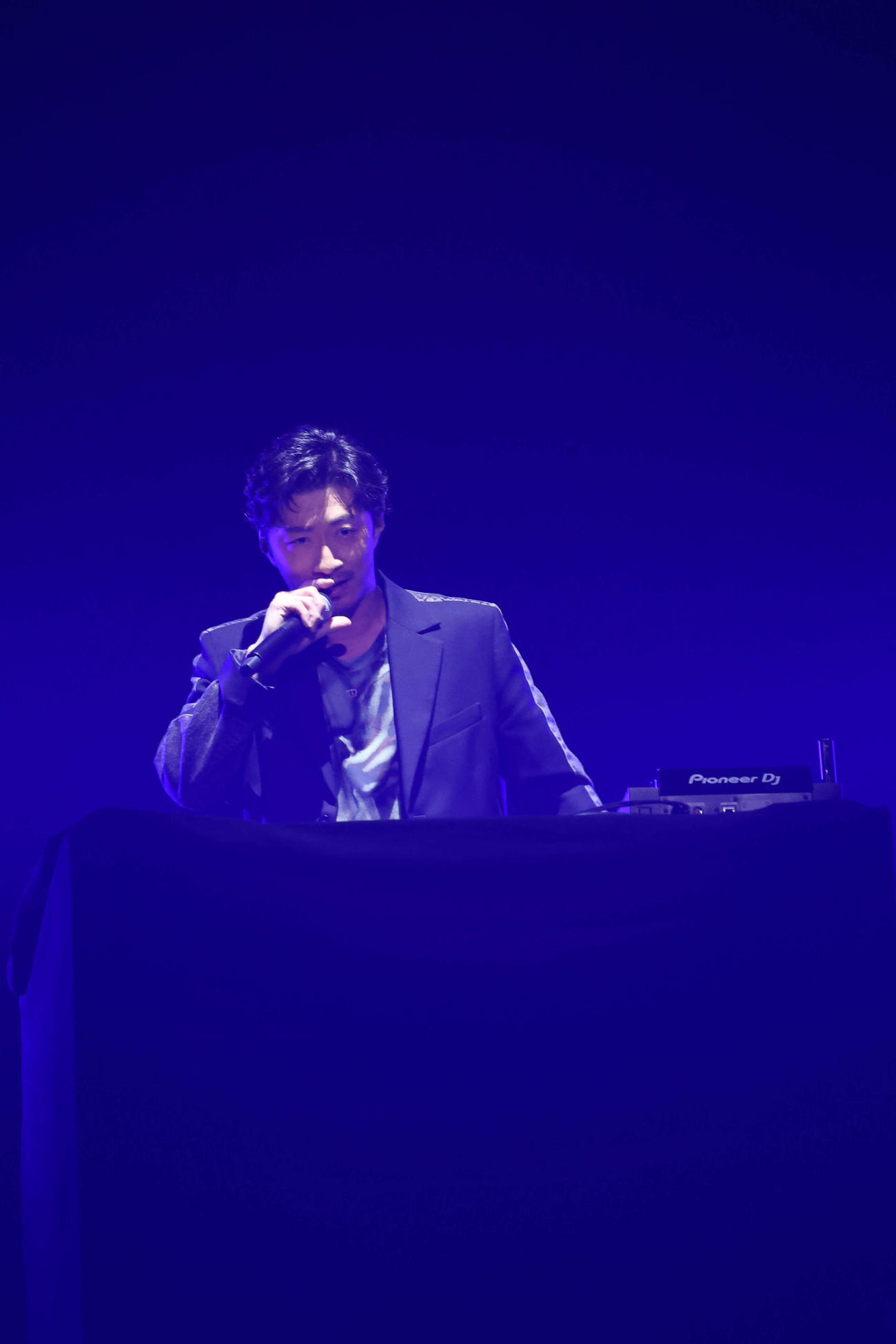EXPG高等学院の入学式でパフォーマンスするEXILE MAKIDAI