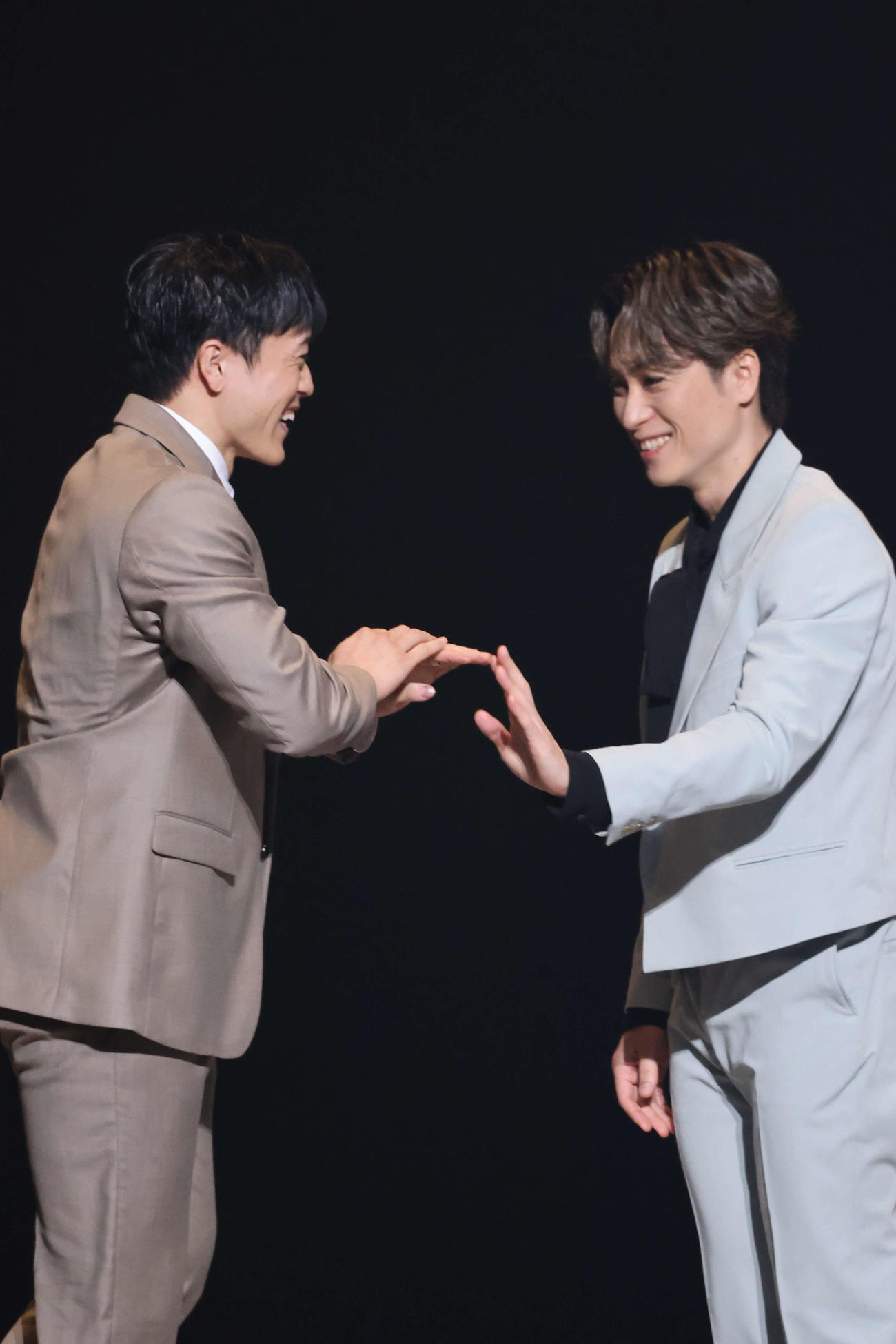 EXPG高等学院入学式で笑顔を見せるEXILE TETSUYA（右）とGENERATIONS中務裕太