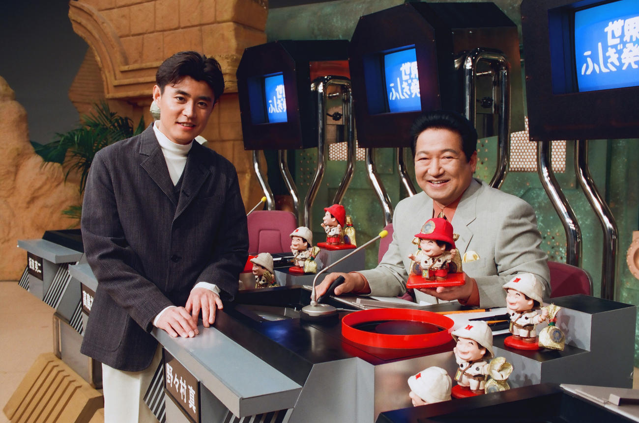 「世界ふしぎ発見！」から。司会の草野仁アナウンサー（右）と野々村真（C）TBS