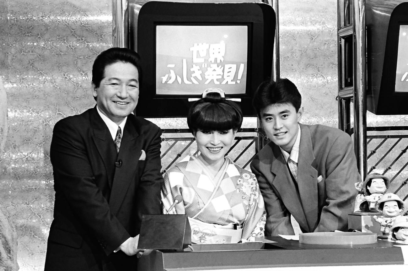 放送開始当時の「世界ふしぎ発見！」。左から司会の草野仁アナウンサー、黒柳徹子、野々村真（C）TBS