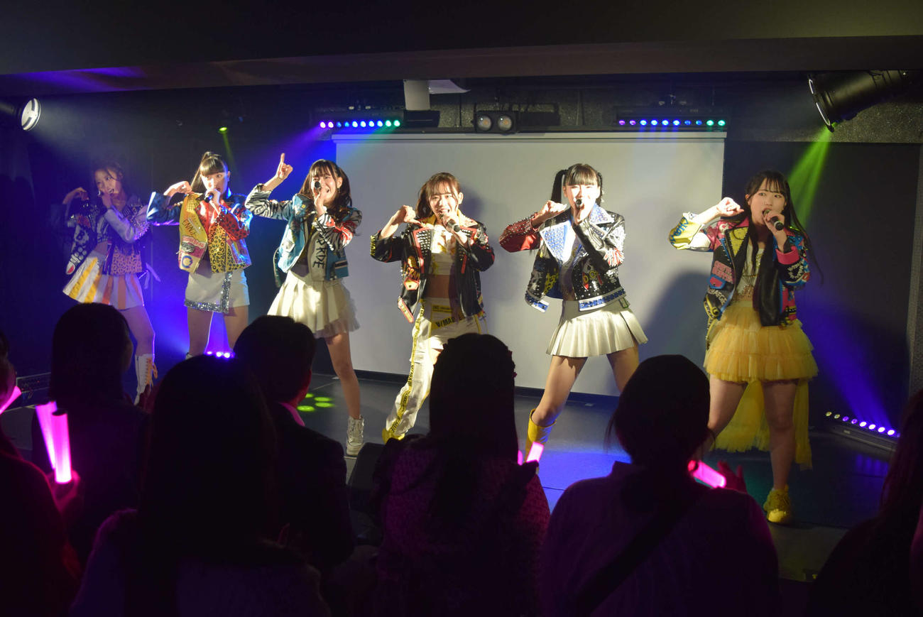 大阪公演を行ったSAKURA GRADUATION、左から）Anon、Aira、Mirei、Hitomi、Lili、Aoi（撮影・阪口孝志）