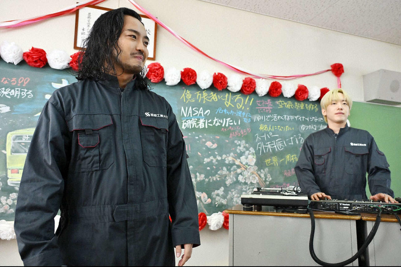 「不適切にもほどがある！」に出演するR指定（左）とDJ松永（C）TBS