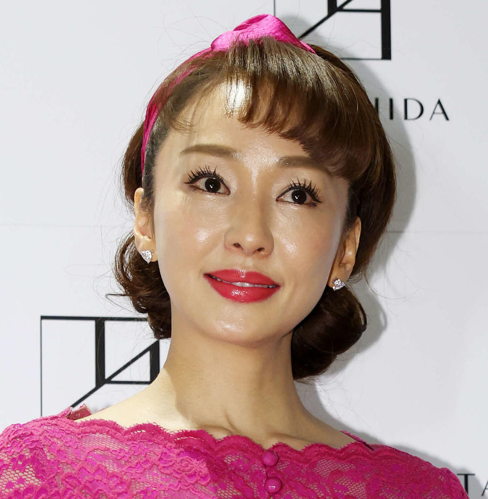 神田うの、49歳の誕生日「朝からインターホンがなりっぱなし」友人から豪華プレゼントが届く - 芸能写真ニュース : 日刊スポーツ