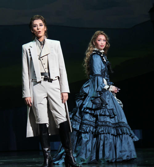 【宝塚】月組トップコンビ月城かなと、海乃美月退団公演開幕　下りる幕へ歩を進める旅立ち演出も