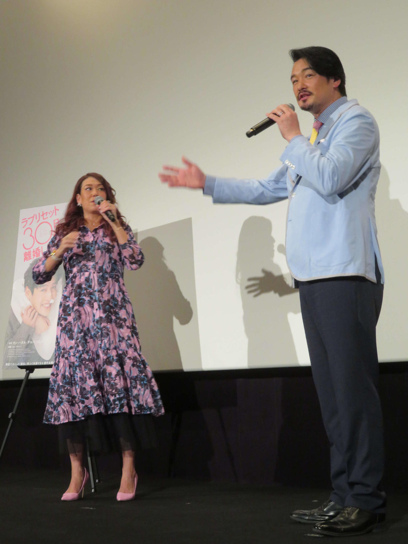 韓国映画「ラブリセット　30日後、離婚します」公開記念舞台あいさつの檀上でツッコミ合うLiLiCoと小田井涼平夫妻（撮影・村上幸将）