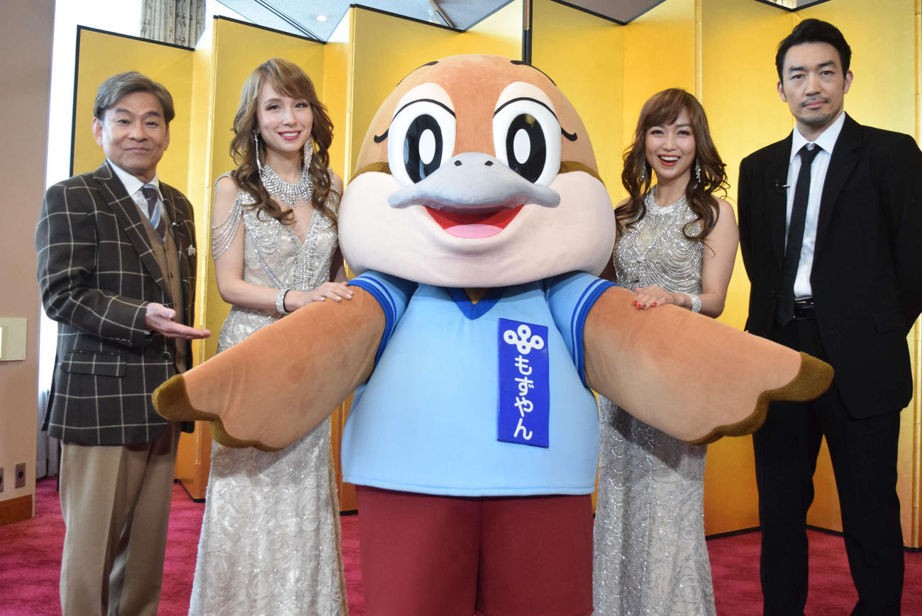 ミュージカル「ボディガード」大阪公演に臨む、左から）内場勝則、May J．、もずやん、新妻聖子、大谷亮平（撮影・阪口孝志）