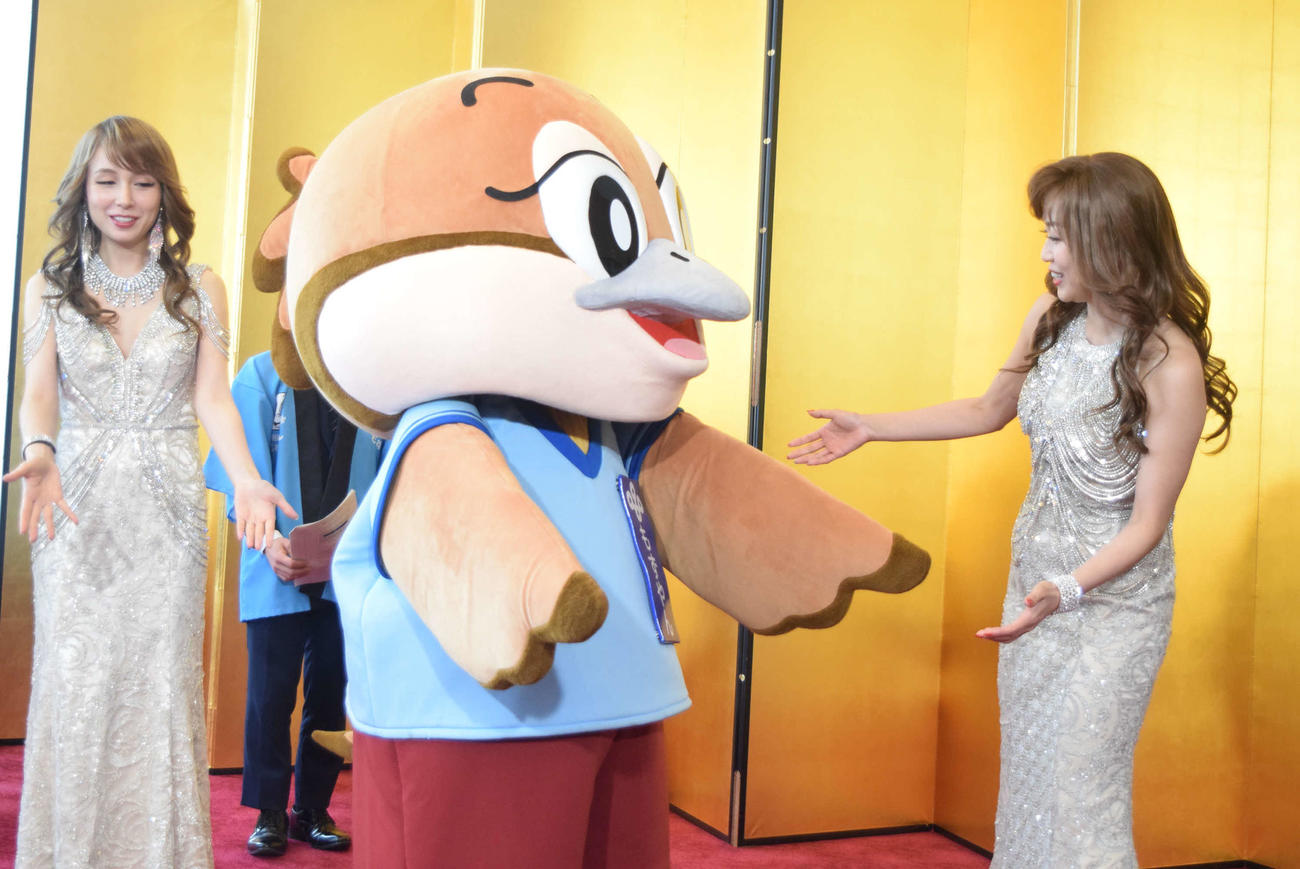 もずやんと初対面の新妻聖子（右から1人目）（撮影・阪口孝志）