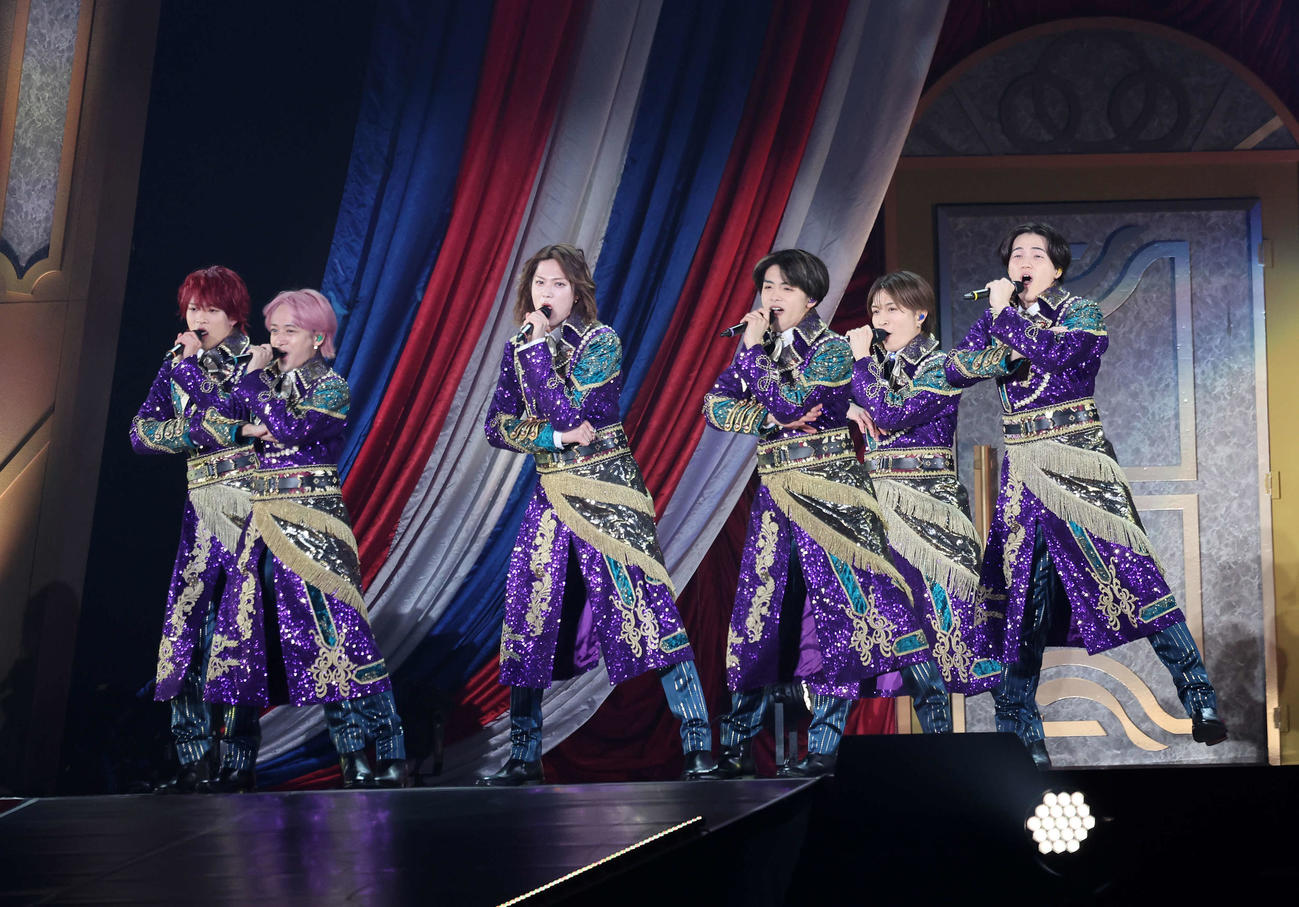 華麗なパフォーマンスを見せる美　少年。左から浮所飛貴、藤井直樹、佐藤龍我、金指一世、那須雄登、岩崎大昇（撮影・鈴木正人）