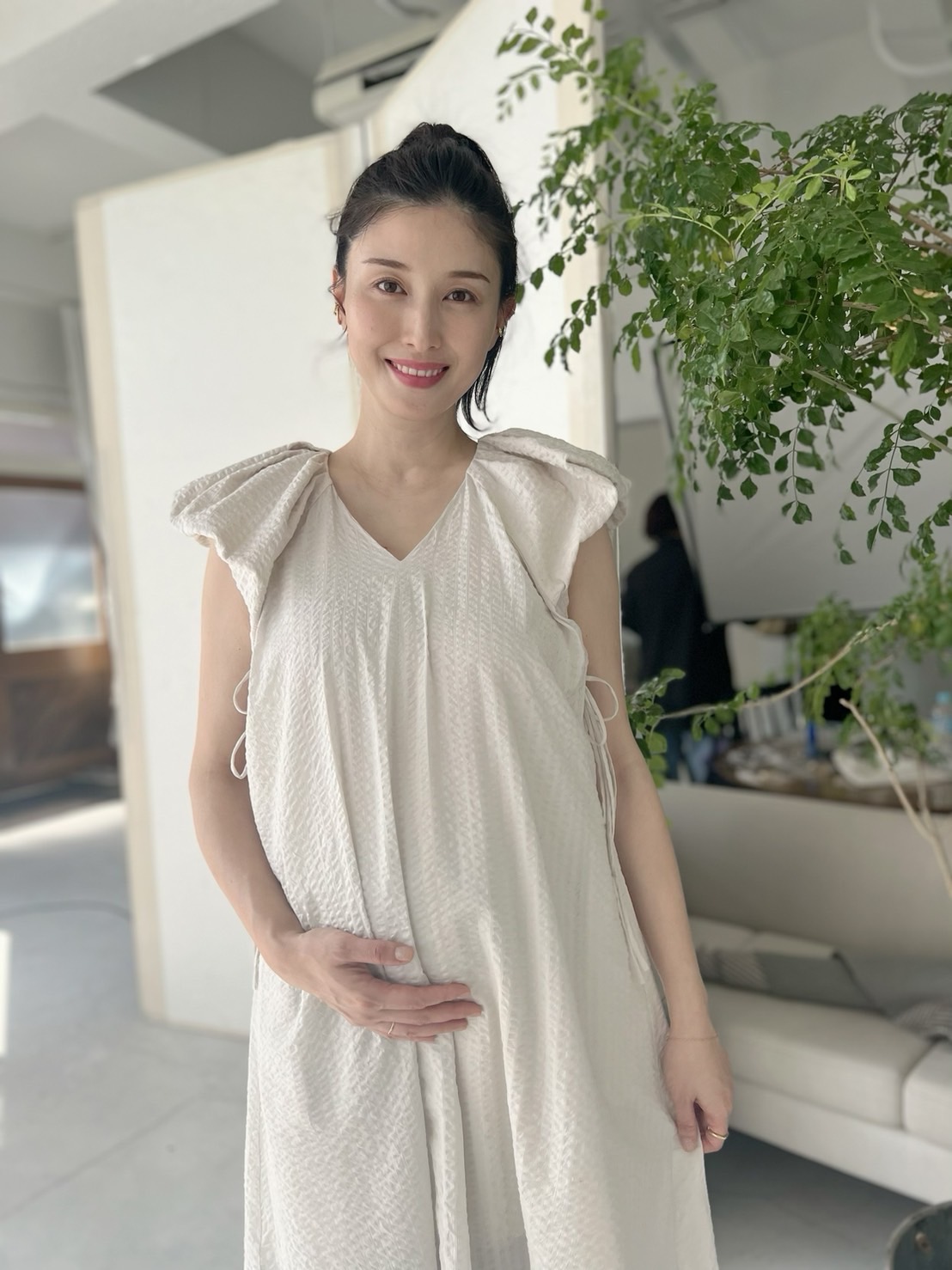 大きくなったおなかに手を当てる橋本マナミ