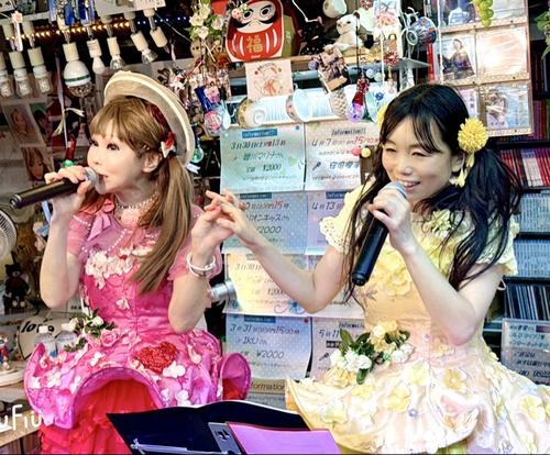恵中瞳とカンパーニュ楓のユニット、ミリオンキッスが震災コンサート「花は咲く」など熱唱