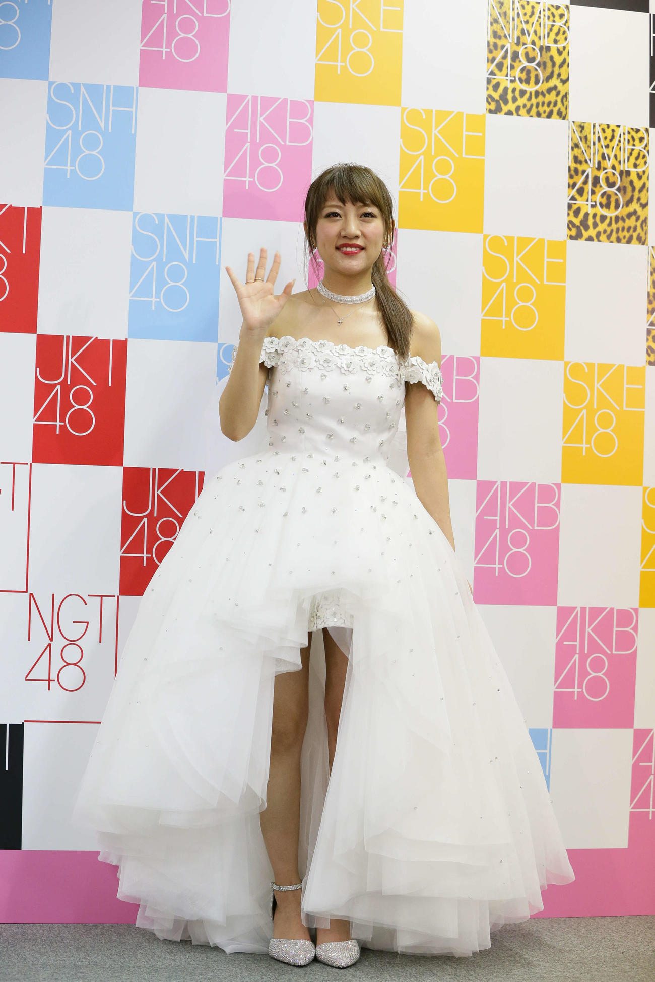 16年4月、AKB48劇場卒業特別記念公演後の囲み取材で笑顔を見せる高橋みなみ