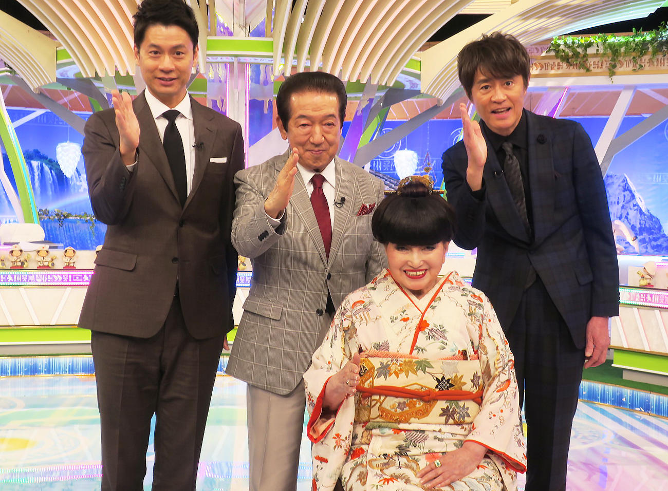 「世界ふしぎ発見！」最終回収録を行ったレギュラー出演者たち。左からMC石井亮次アナ、クイズマスター草野仁アナ、黒柳徹子、野々村真