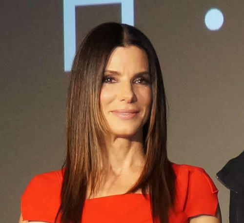 サンドラ・ブロックとジェニファー・アニストン、高級美容整形クリニックから一緒に出てくる姿