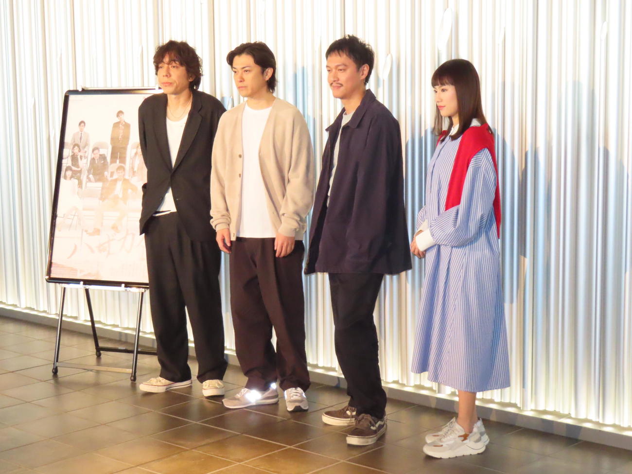 舞台「ハザカイキ」に主演する丸山隆平（左から3人目）。左から三浦大輔氏、勝地涼、右は恒松祐里