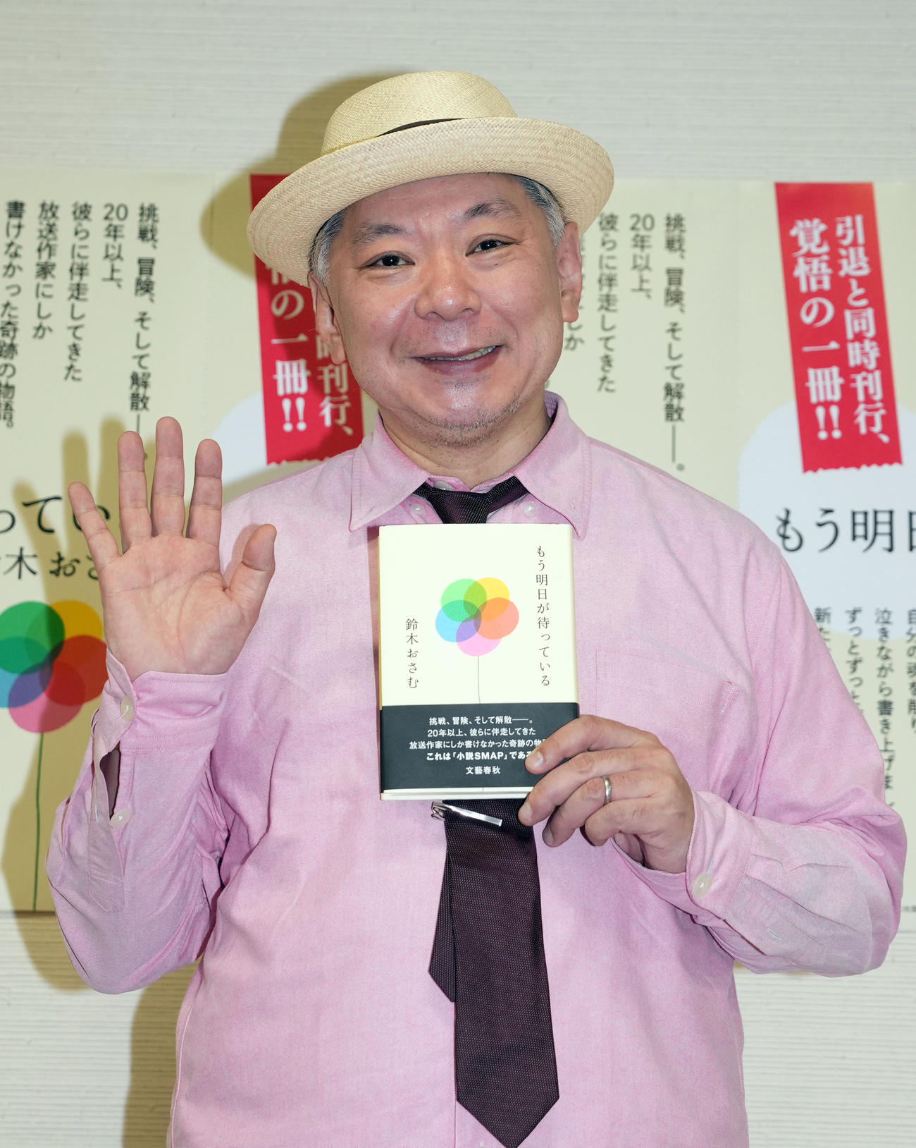 この日、放送作家を引退し、小説「もう明日が待っている」の発売記念で報道陣に対応する鈴木おさむ氏（撮影・狩俣裕三）