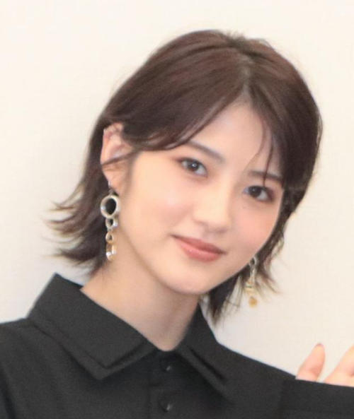 若月佑美、頬に人さし指当てるオフショット公開　「ニキビポーズかわいい笑」などの声