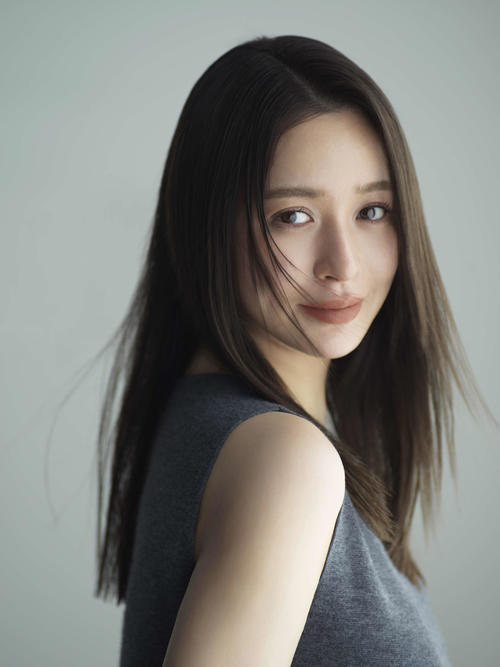 「なりたい顔No.１」モデル野崎萌香がエイベックス所属、天性の愛されキャラ武器に新境地へ