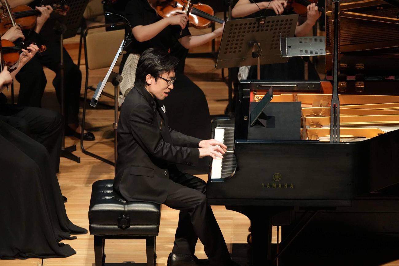 坂本龍一さんが生前、愛用してきたピアノを弾く中野翔太氏