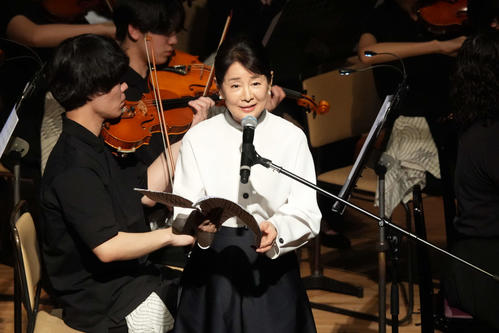 坂本龍一さん監督務めた東北ユースオーケストラ追悼演奏会で吉永小百合が涙「坂本さんがいる」