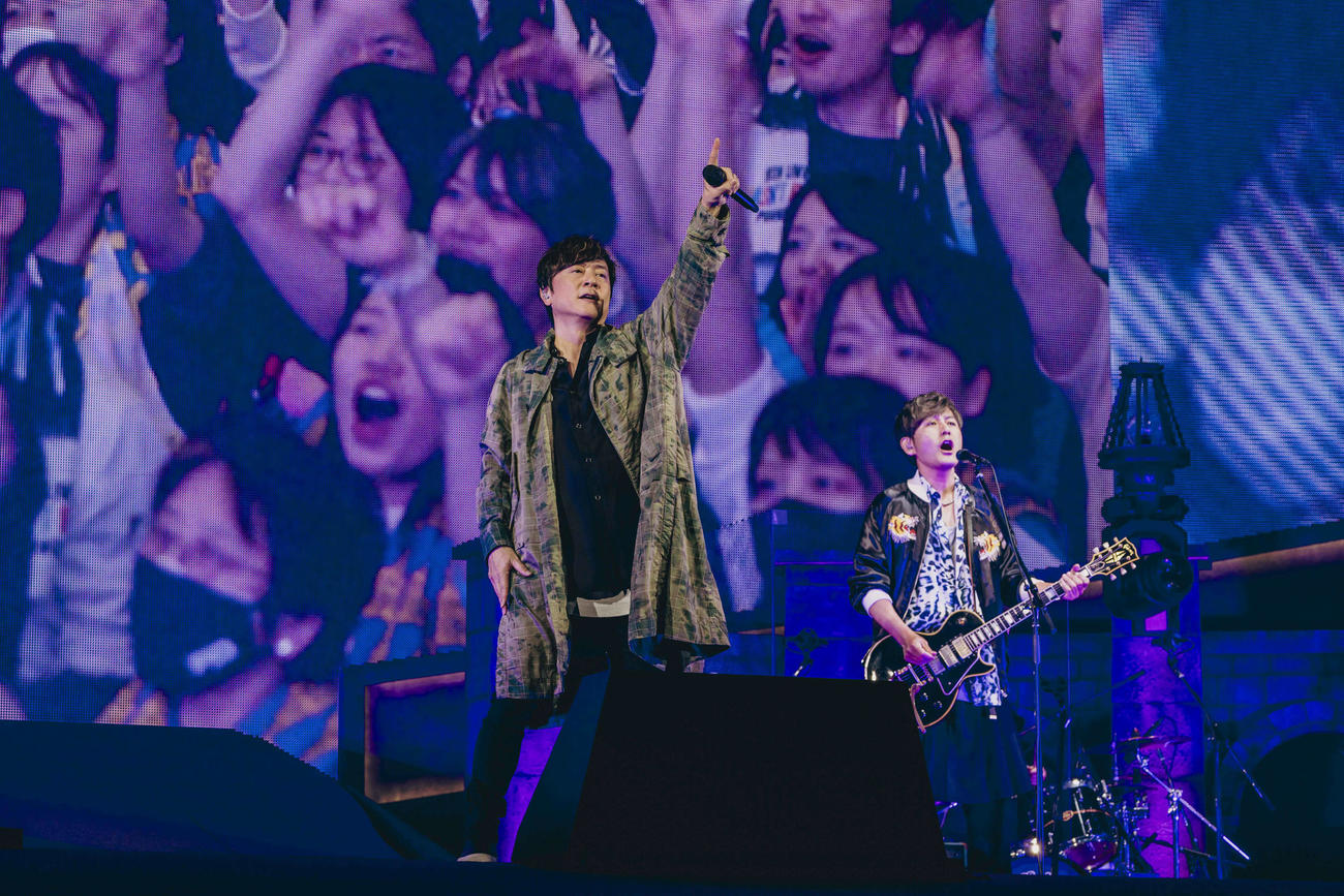 アリーナツアーのファイナル公演を有明アリーナで行ったポルノグラフィティ