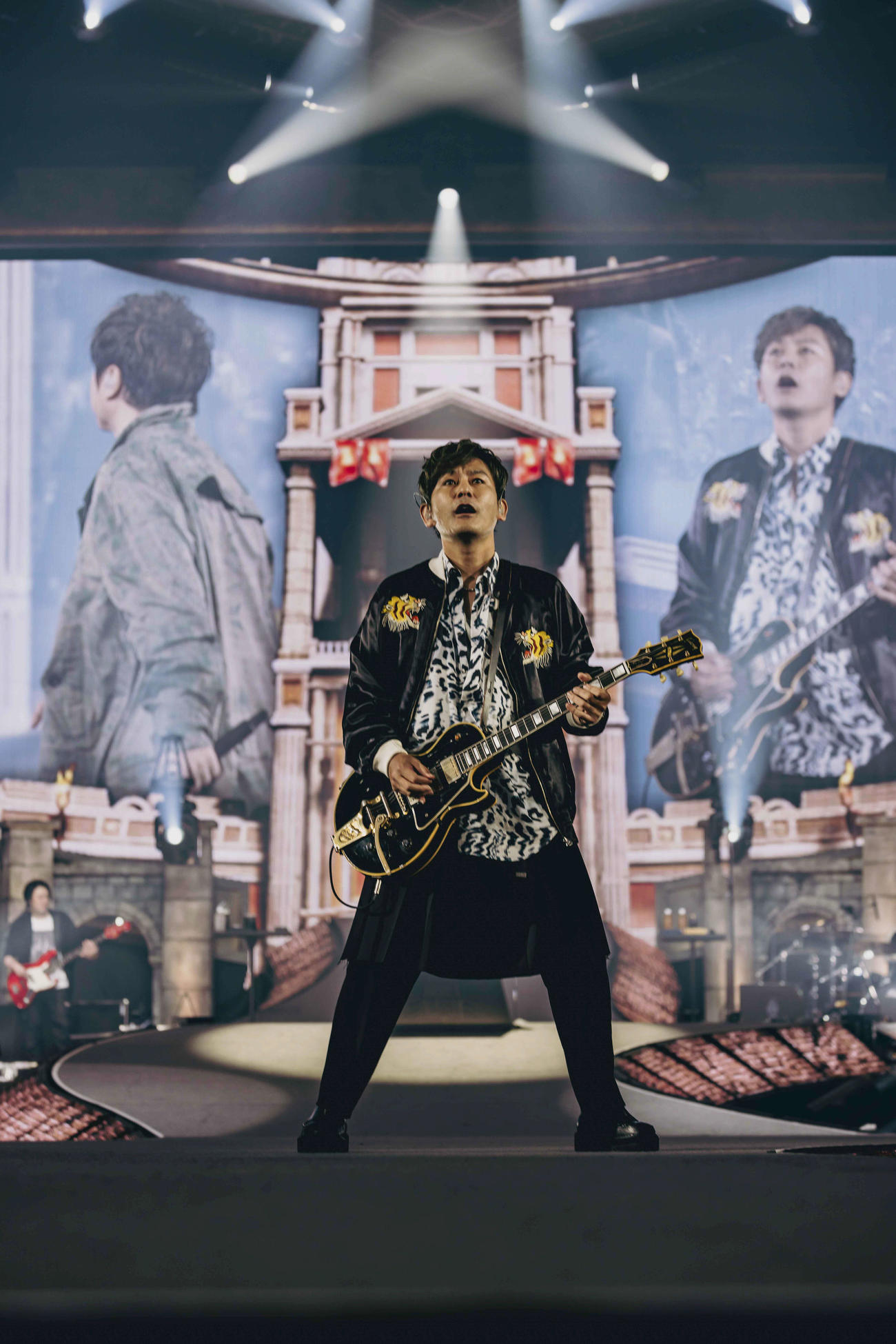 アリーナツアーのファイナル公演を有明アリーナで行ったポルノグラフィティのギター新藤晴一