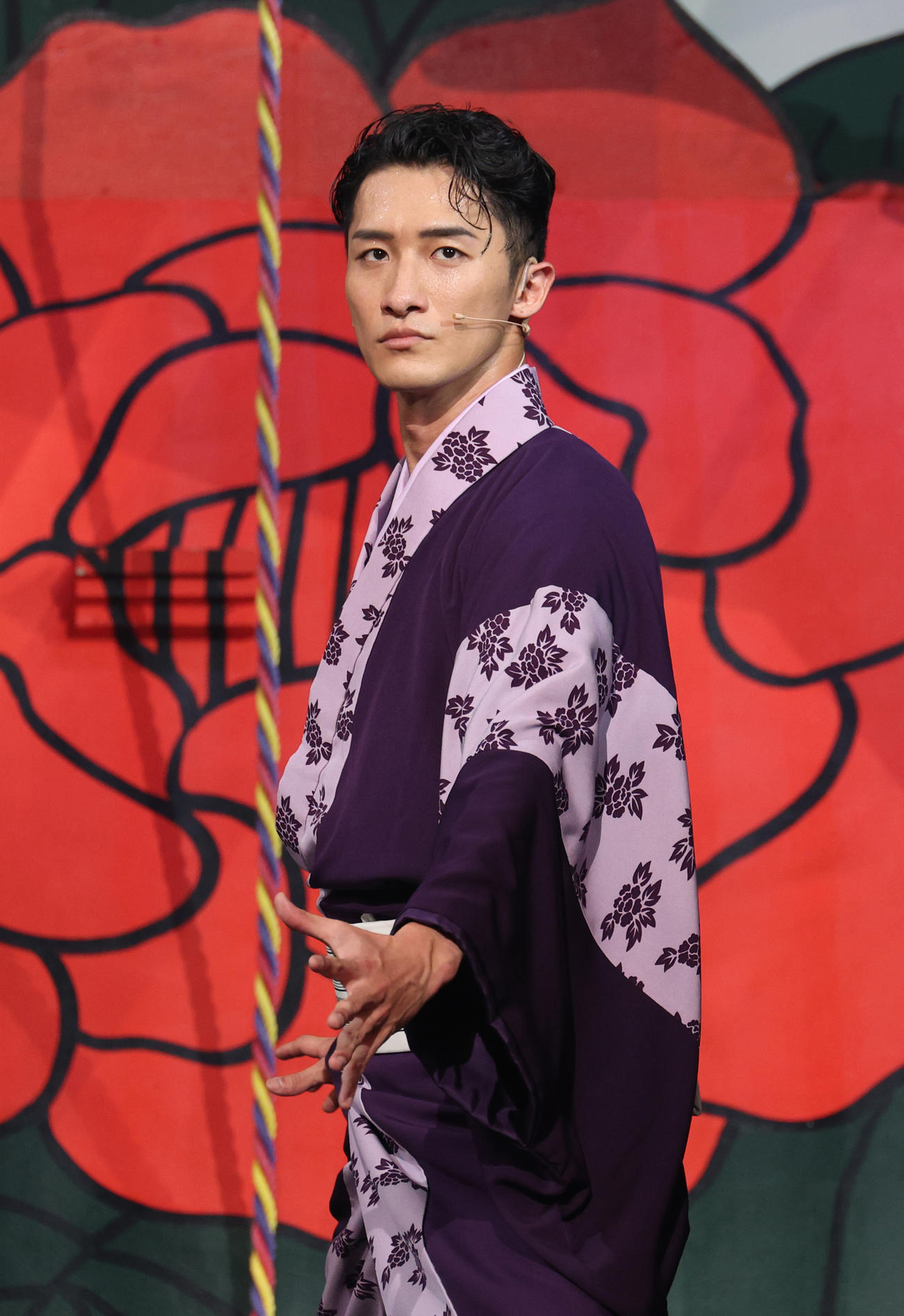 舞台「祭　GALA」の通し稽古で熱演する岩本照（撮影・中島郁夫）