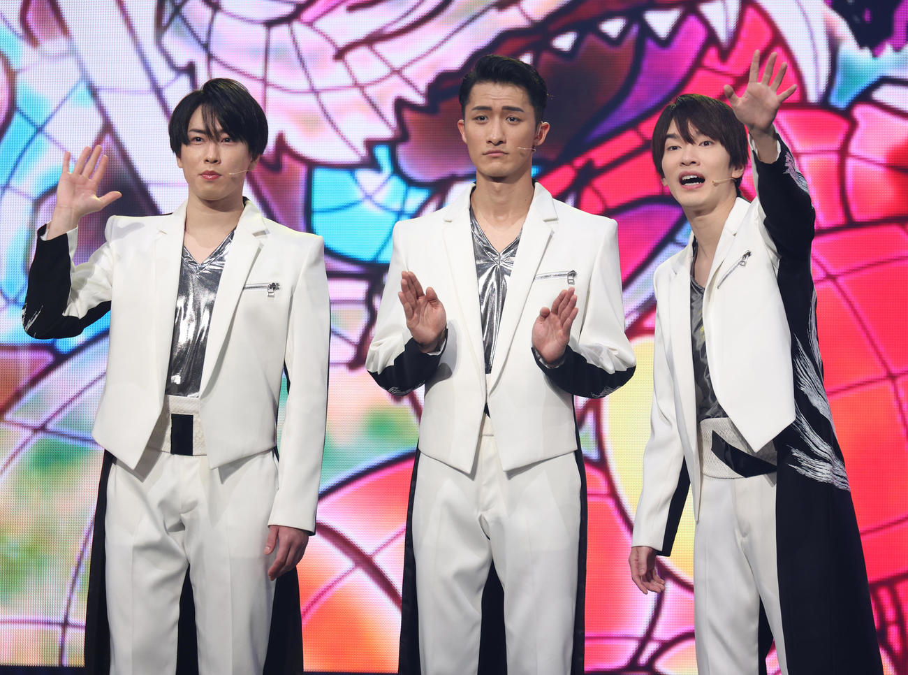 会見する、左から宮舘涼太、岩本照、深澤辰哉（撮影・中島郁夫）