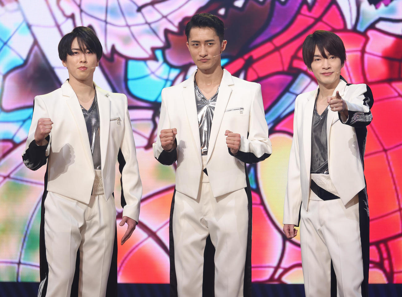 会見する、左から宮舘涼太、岩本照、深澤辰哉（撮影・中島郁夫）