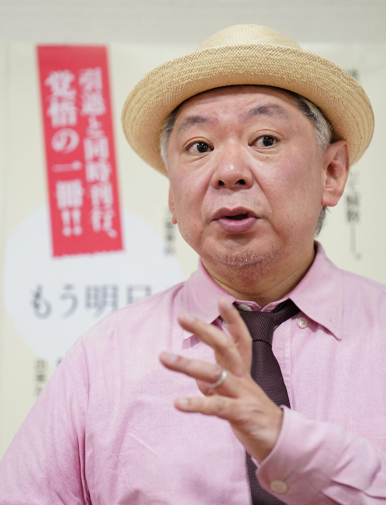 この日、放送作家を引退し、小説「もう明日が待っている」の発売記念で報道陣に対応する鈴木おさむ氏（撮影・狩俣裕三）