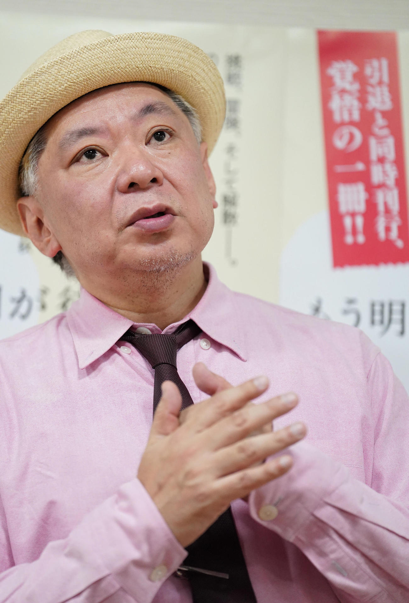 この日、放送作家を引退し、小説「もう明日が待っている」の発売記念で報道陣に対応する鈴木おさむ氏（撮影・狩俣裕三）