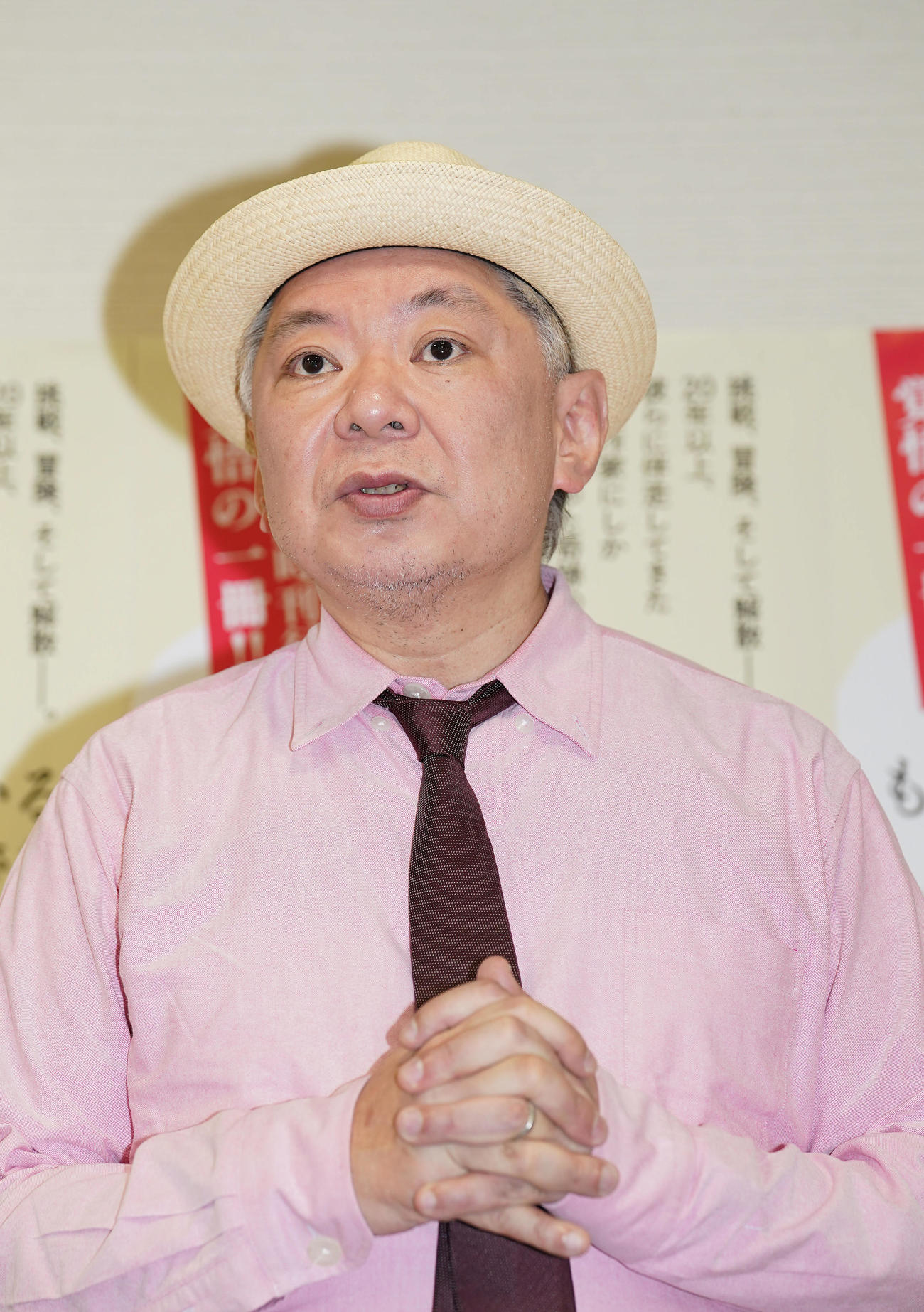 この日、放送作家を引退し、小説「もう明日が待っている」の発売記念で報道陣に対応する鈴木おさむ氏（撮影・狩俣裕三）