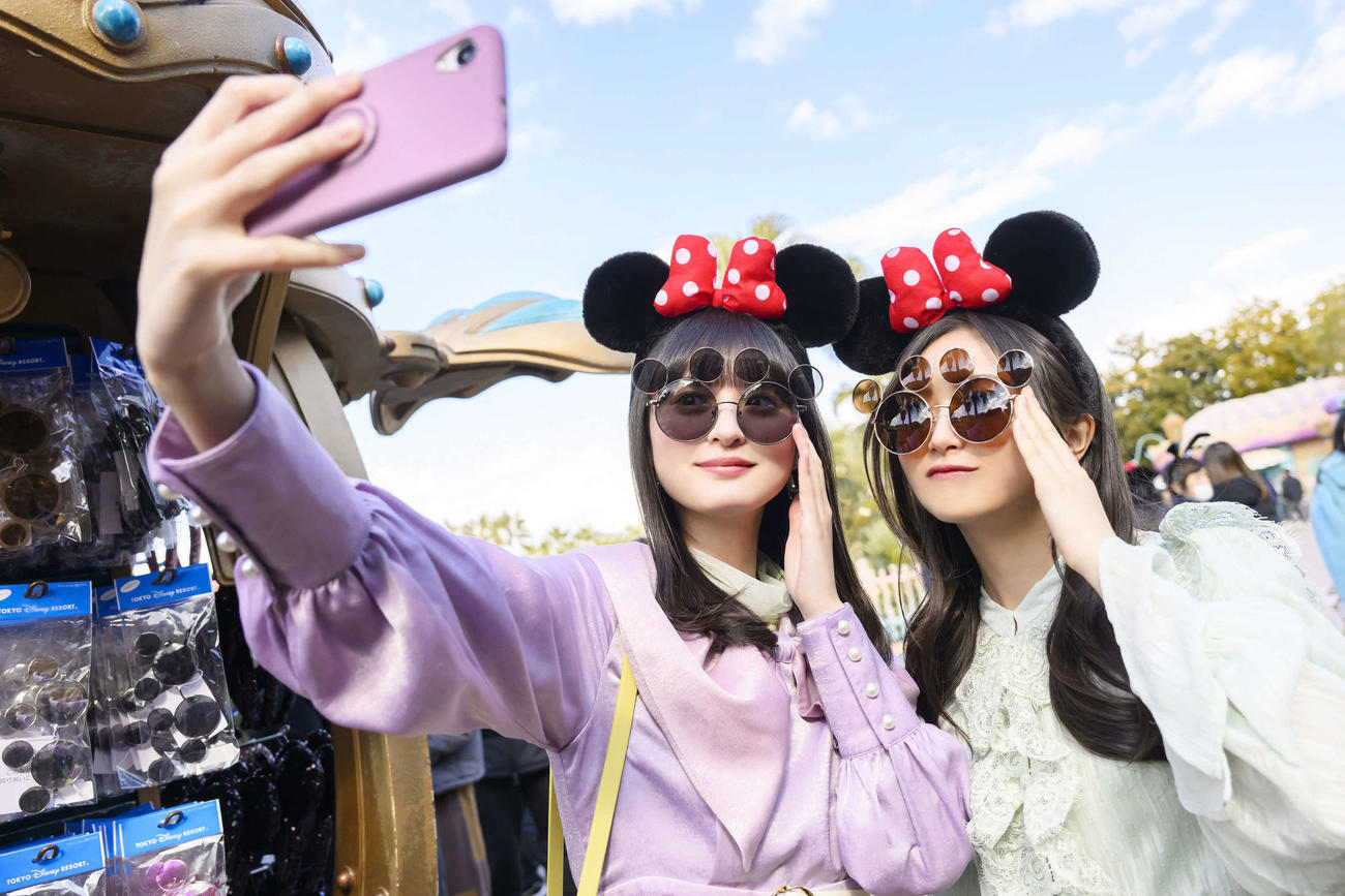 「ディズニー★JCBカード」の新CMに出演する乃木坂46遠藤さくら（左）と井上和