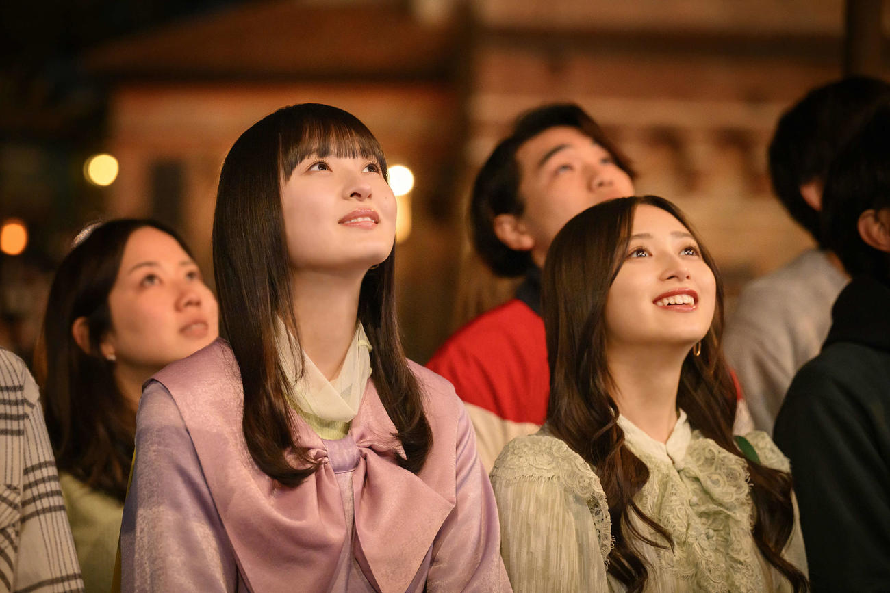 「ディズニー★JCBカード」の新CMに出演する乃木坂46遠藤さくら（左）と井上和