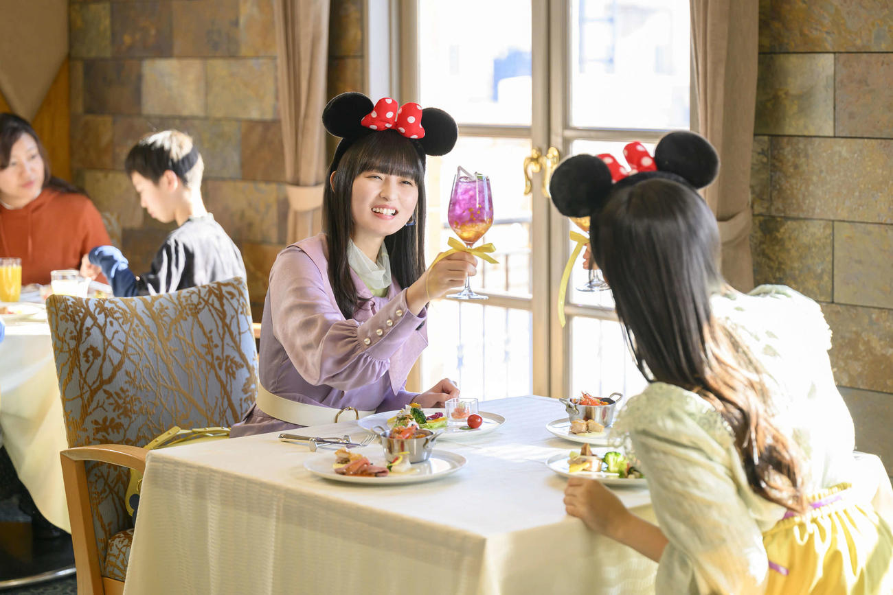 「ディズニー★JCBカード」の新CMに出演する乃木坂46遠藤さくら（左）と井上和