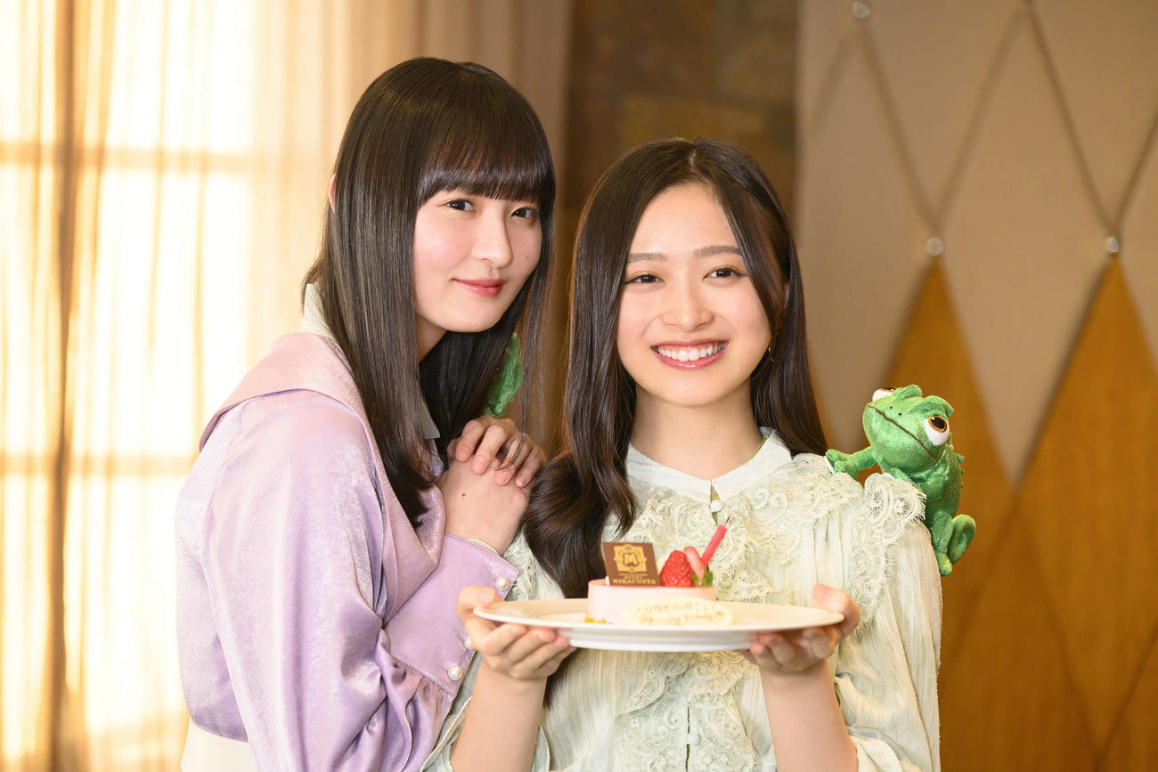「ディズニー★JCBカード」の新CMに出演する乃木坂46遠藤さくら（左）と井上和