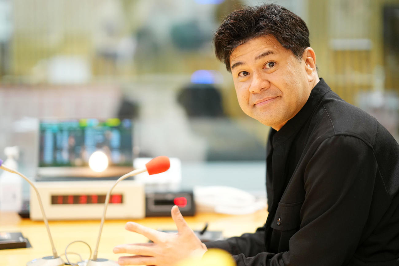 ブース内で笑顔を見せる垣花正（撮影・横山健太）