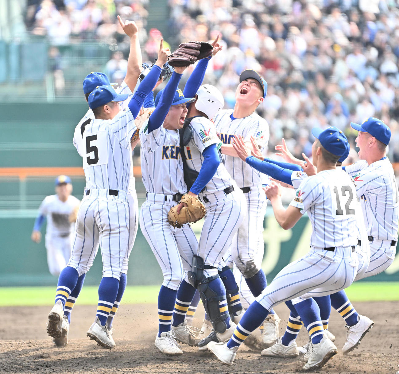 報徳学園対高崎健康福祉大高崎　優勝を決め喜ぶ佐藤（中央左）ら高崎健康福祉大高崎ナイン（撮影・石井愛子）
