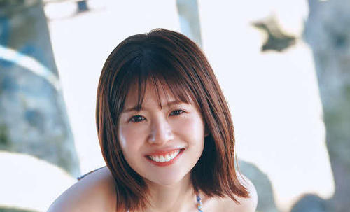 日向坂46松田好花初水着カット解禁　晴天に恵まれたバンクーバーのビーチで癒やし系笑顔見せた