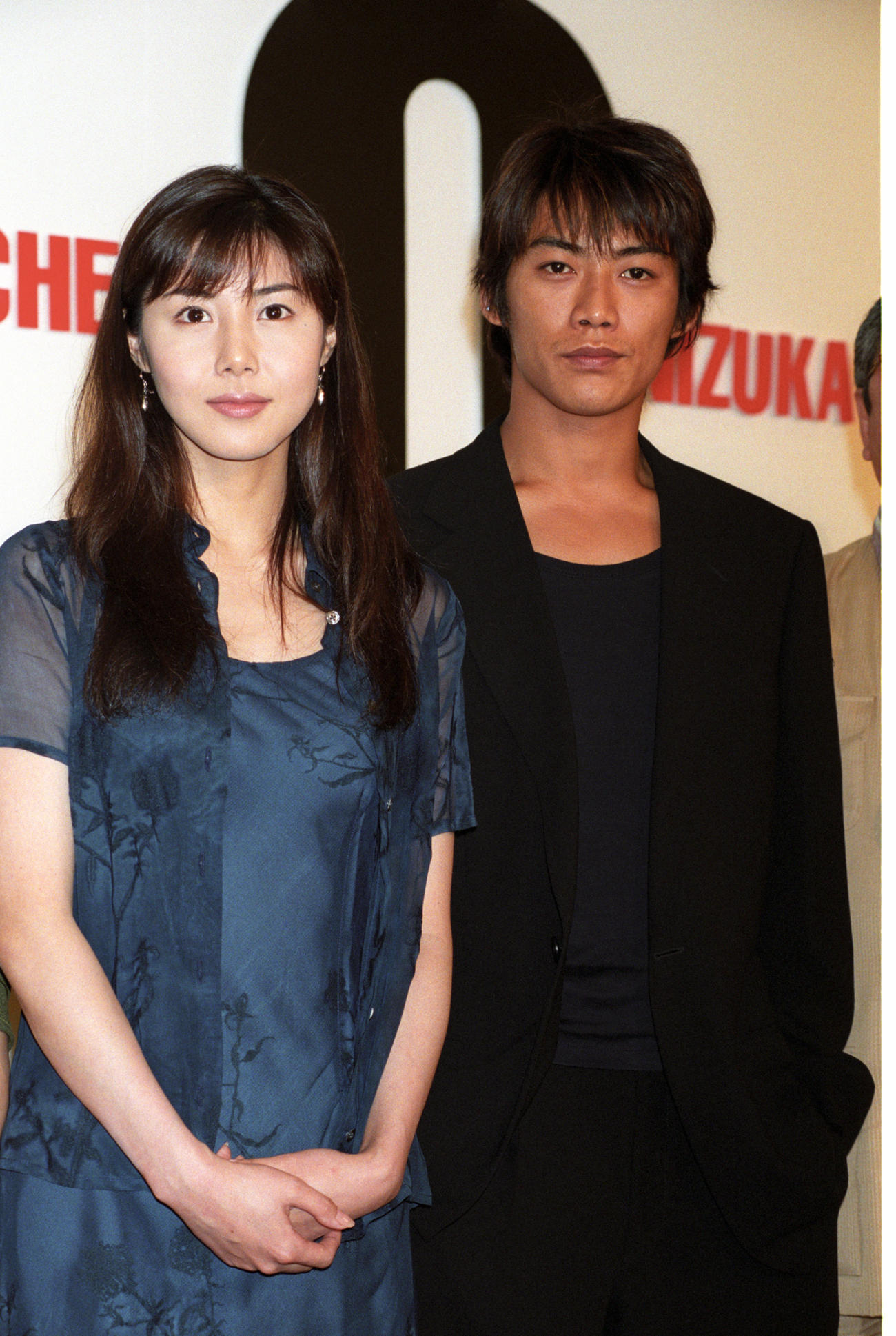 98年6月、フジテレビのドラマ「GTO」の制作発表に出席した松嶋菜々子と反町隆史