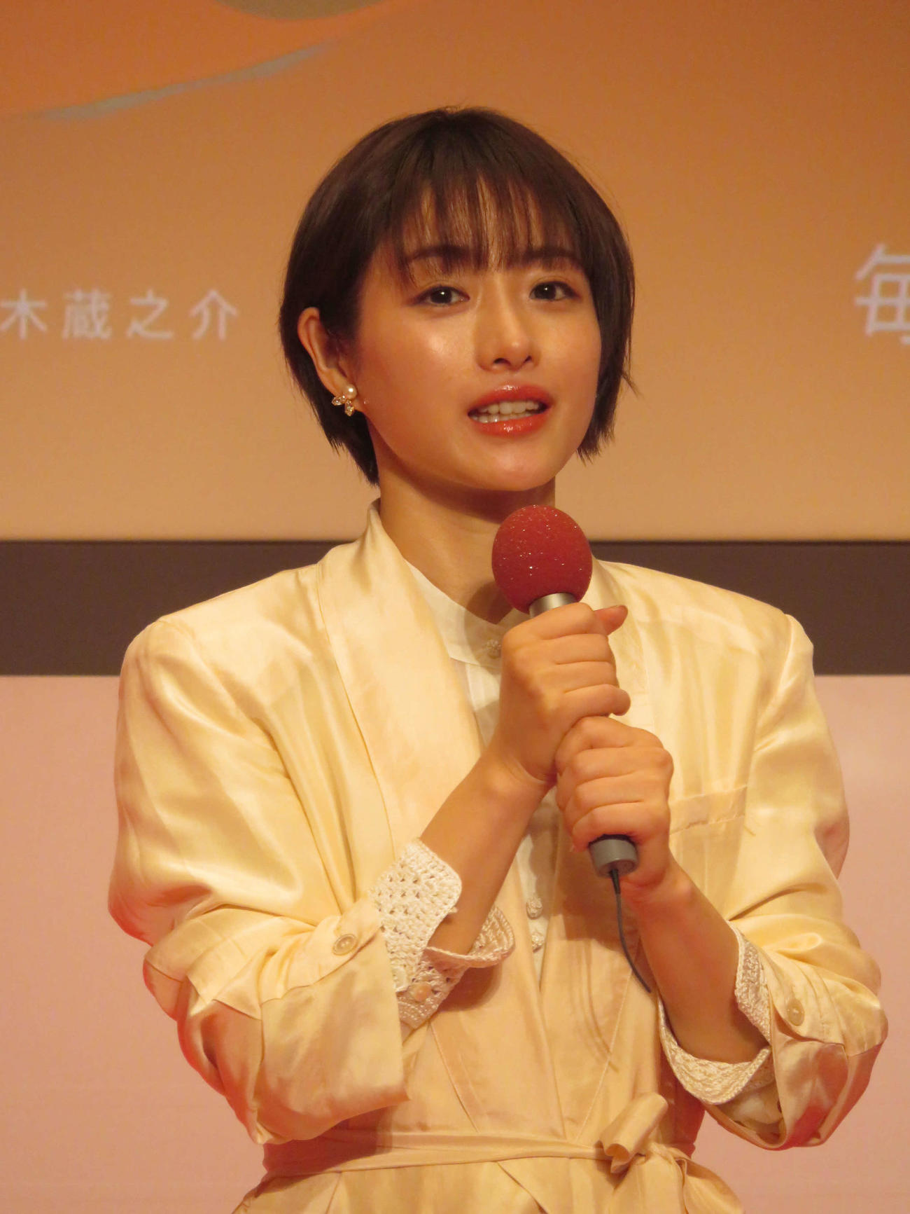 テレビ朝日の新入社員入社式にサプライズで登壇し、激励する石原さとみ